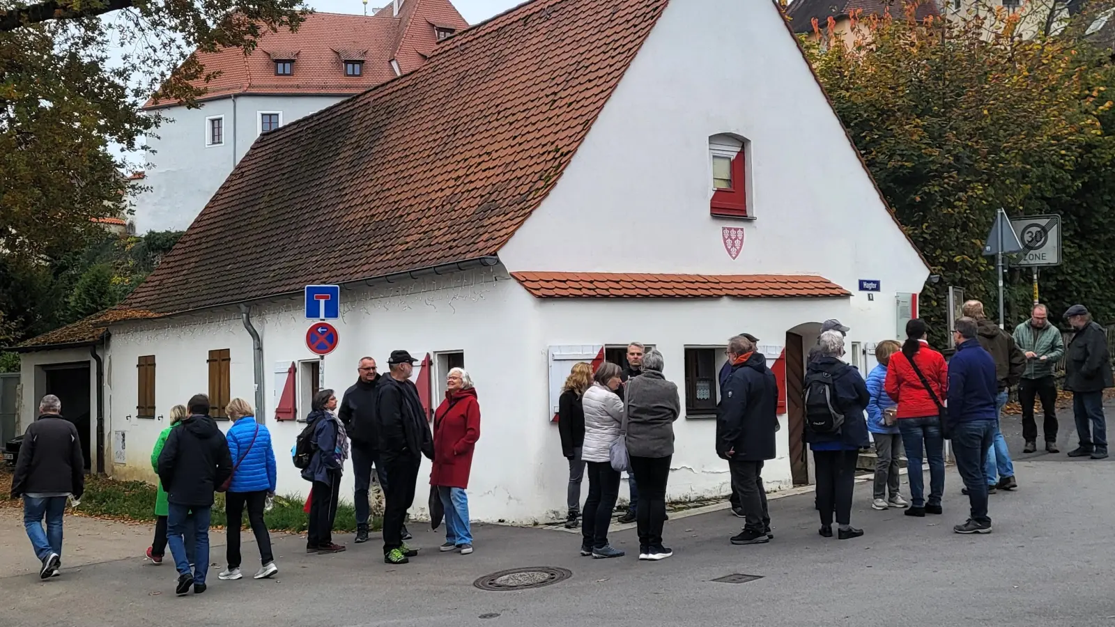 Auf den Spuren des Bieres vor dem Pflasterzollhaus (Bild: Walter Heldrich)