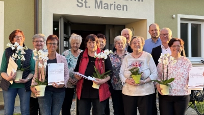 Die geehrten Sammlerinnen und Sammler mit Diözesan-Caritasdirektor Michael Weißmann (re.) (Bild: Carla Schäfer )