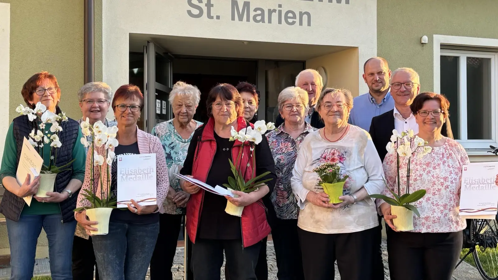 Die geehrten Sammlerinnen und Sammler mit Diözesan-Caritasdirektor Michael Weißmann (re.) (Bild: Carla Schäfer )