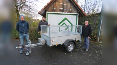 Den neuen Anhänger präsentierten Gerrit Kreuzer (Künstler der Garagentorgrafik und Kassier), Manuel Gössl (1. Vorstand), Klaus Leipold (Gerätewart) vor der mit neuen Logo gestalteten Garage. (Bild: adj)