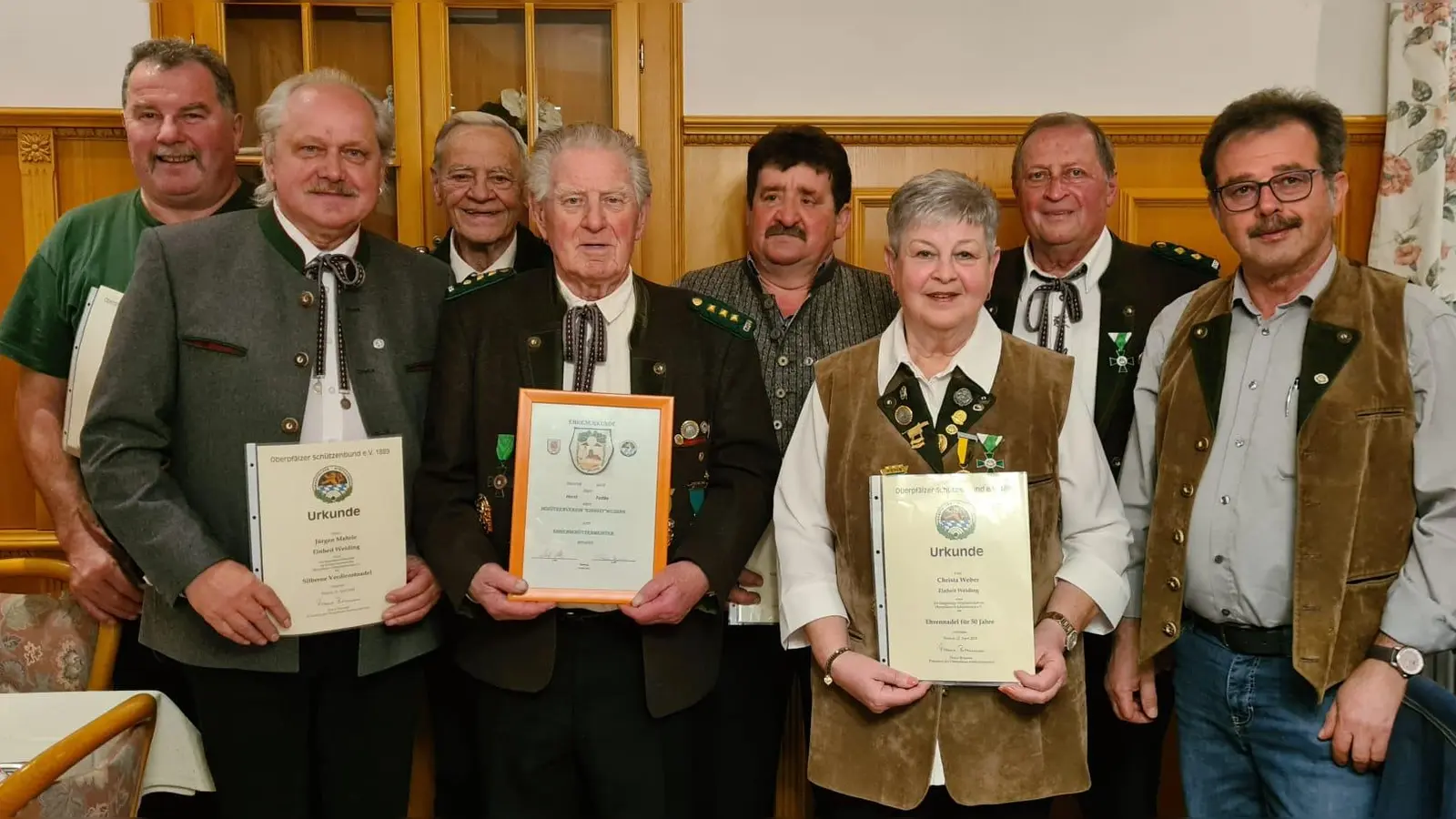 Maier Ludwig, Mahrle Jürgen,1.GSM .Muck, Ehrenschützenmeister Horst Fettke, 2.SM Prem Ludwig, Weber Christa, 1.SM Willi Weber, Bürgermeister Manfred Dirscherl (von links).  (Bild: Christa Weber)