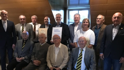 Dem SV Hahnbach gratulierten (hinten von links) Bürgermeister Bernhard Lindner, Altbürgermeister Hans Kummert, Ehrenvorsitzender Jochen Henkel, Thomas Gebele, Thomas Graml, Landrat Richard Reisinger, Anneliese Hoffmann, Franz Kotz und Georg Götz zum 75. Geburtstag. Darüber freuten sich (vorne von links) Vorsitzender Hans Luber und die drei noch lebenden Gründungsmitglieder Hans Weber, Herbert Demleitner und Hans Horn. (Bild: mma)