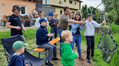 Einen gemeinsamen Tag verbrachten die Bewohner des Hauses Kilian (Regens-Wagner-Stiftung Michelfeld) mit dem Fischereiverein Amberg. (Bild: oe)