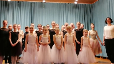 Die Balletttänzerinnen unter der Leitung von Sylvia Brauneis beeindruckten in Waldershof. (Bild: Kreismusikschule Tirschenreuth/exb)