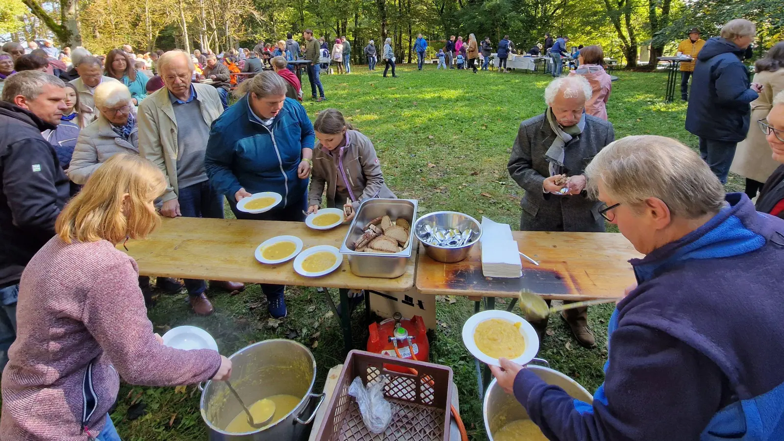 Jeweils 30 Liter passen in die großen Edelstahl-Töpfe der Sulzbach-Rosenberger Pfadfinder. Die Kartoffelsuppe darin wurde auf Gaskochern erhitzt und am Sonntag, 29. September, an die Besucher des Erntedankfestes am Annaberg verkauft. (Bild: Tobias Gräf)