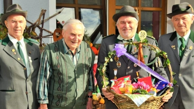 Glückwünsche vom Bruderbund zum 85. Geburtstag: (von links) Rudi Sperber, Jubilar Georg Kolb, Schützenmeister Werner Grünthaler und Adolf Himmerer. (Bild: ker)