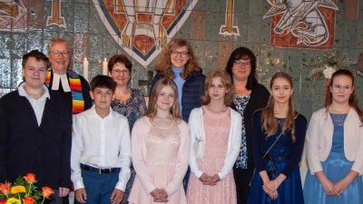 Konfirmation in Schwarzenfeld: <br>Jan Meier, Pfarrerin Gentzwein, Janik Haas, Tanja Hoyer, Lena Repp, Sandra Reindl, Lena Sandner, Klaudia Möller, Samira Spirawski, Sophie Dombrowe (von links).<br> (Bild: Werner Gentzwein/exb)