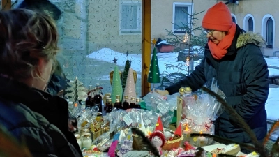 Beim Adventsstündchen in Floß gibt es an den Ständen allerlei Weihnachtliches. (Bild: Katja Buchner/exb)