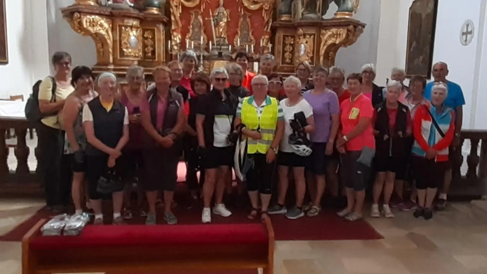 Teilnehmer der Radtour in der Eixelbergkirche vor dem Altarbild. (Bild: Angelika Vogl)