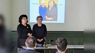 Ingrid Portenschlager erzählt den Wirtschaftsschülern von ihrem Vater, der im Konzentrationslager Flossenbürg inhaftiert war. Links im Bild Esther Dürnberger. (Bild: Ursula Soderer/exb)