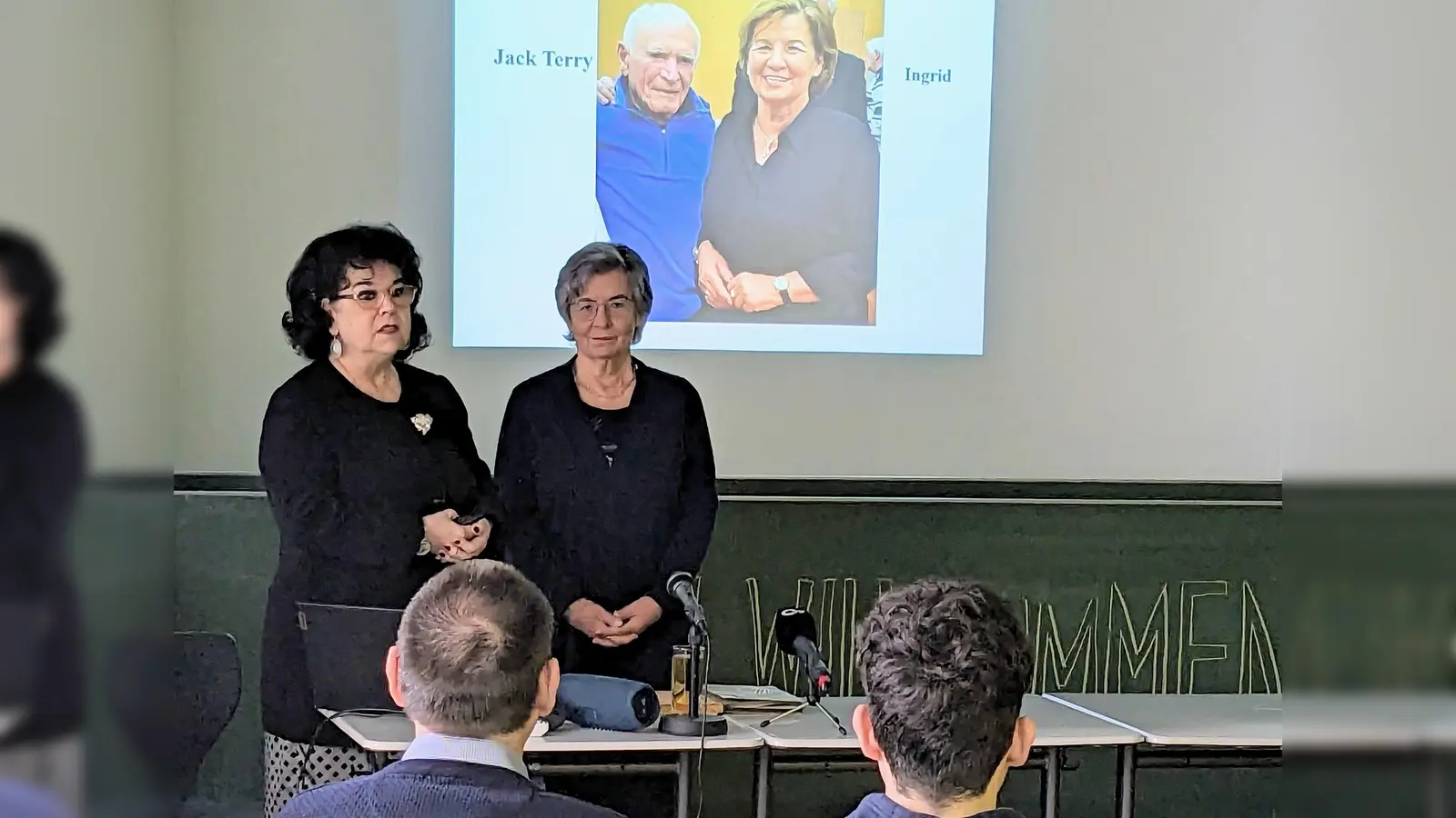 Ingrid Portenschlager erzählt den Wirtschaftsschülern von ihrem Vater, der im Konzentrationslager Flossenbürg inhaftiert war. Links im Bild Esther Dürnberger. (Bild: Ursula Soderer/exb)