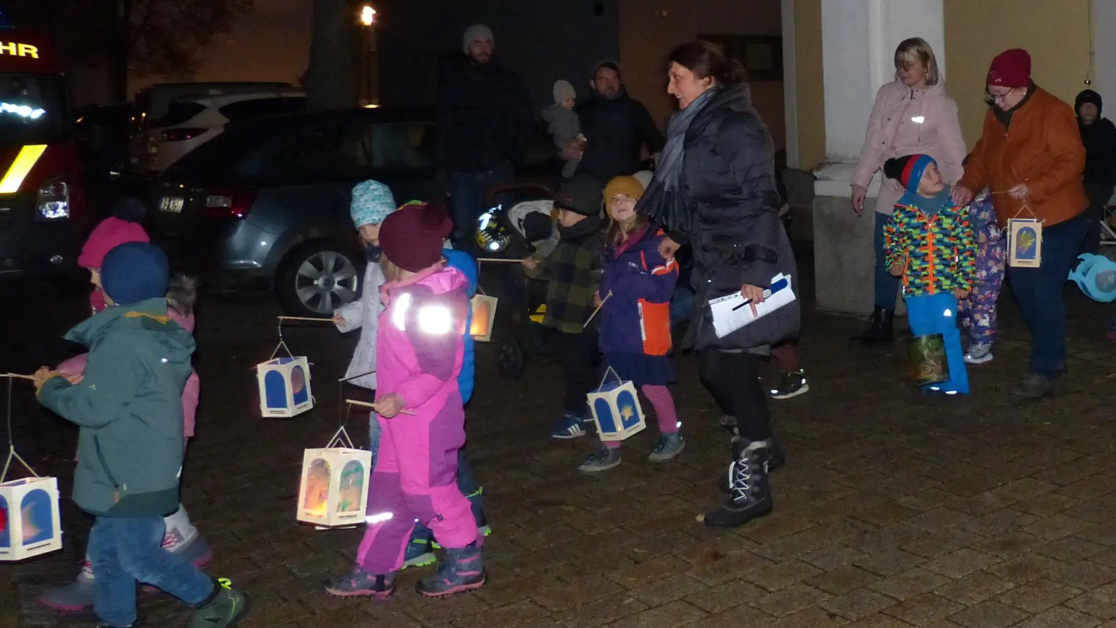 Mit ihren Laternen zogen die Kinder durch Kohlberg (Bild: hme)