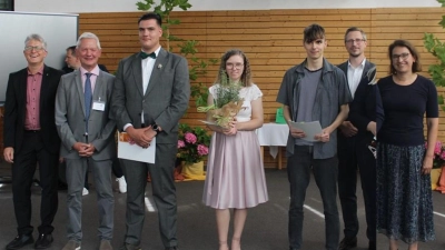 Die Prüfungsbesten mit Vertretern der prüfenden Stellen und Schulleiter von links nach rechts: Tobias Mandl, Josef Hofbauer, Pascal Kölling, Anja Skalic, Marcel Jekal, Josef Ebnet, Brigitta Pilz. (Bild: Simone Dworschak)