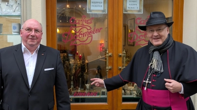 Bischof Rudolf beim Krippenschauen am Schaufenster „Straßenmission” mit Michael Koller.  (Bild: Michael Koller junior)