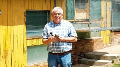 Werner Troidl vor seiner Schlaganlage (Bild: Walter Schlenk)