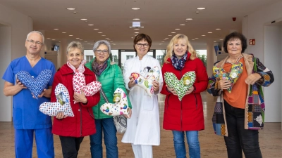 Herzlich bedankten sich Norbert Stammler (links) und Dr. Elisabeth Bösl (Mitte) bei den Frauen des Kneippvereins Fensterbachtal für die handgefertigten Herzkissen. (Bild: Michael Vogl)