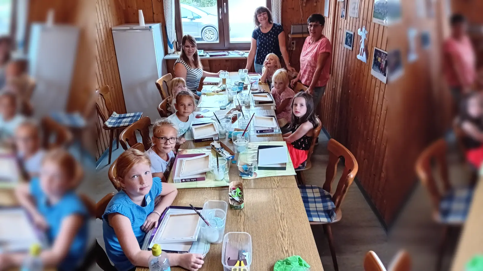 EinigeTeilnehmer am Ferienprogramm mit den Jugendbetreuerinnen der SG Pleussen (hinten, von links) Karina Bauer, Ulrike Schulhauser, Sonja Gleissner (Bild: Ulrike Schulhauser)