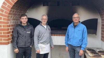 Samuel Schart, Thomas Beer und Franz Hierlmeier (von links) beim neuen Backofen.  (Bild: Renate Schart)