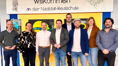 Sebastian Schmitt, Barbara Altnöder, Martin Stahl, Florian Spiegler, Matthias Kreckl, Benedikt Göhr - Wirtschaftsjunioren - Rosemarie Selch-Luber (Studienrätin), Christian Reisinger (Stellv. Schulleitung). (Bild: Benedikt Göhr )