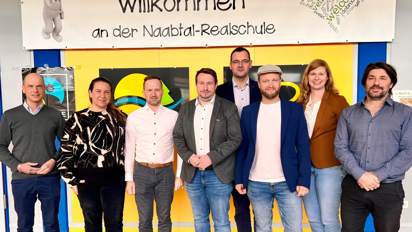 Sebastian Schmitt, Barbara Altnöder, Martin Stahl, Florian Spiegler, Matthias Kreckl, Benedikt Göhr - Wirtschaftsjunioren - Rosemarie Selch-Luber (Studienrätin), Christian Reisinger (Stellv. Schulleitung). (Bild: Benedikt Göhr )