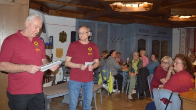 Die beiden Vorsitzenden Michael Baier und Herbert Zangl (von links) leiteten die Jahreshauptversammlung des Gartenbauvereins Muschenried.  (Bild: Johanna Baier)