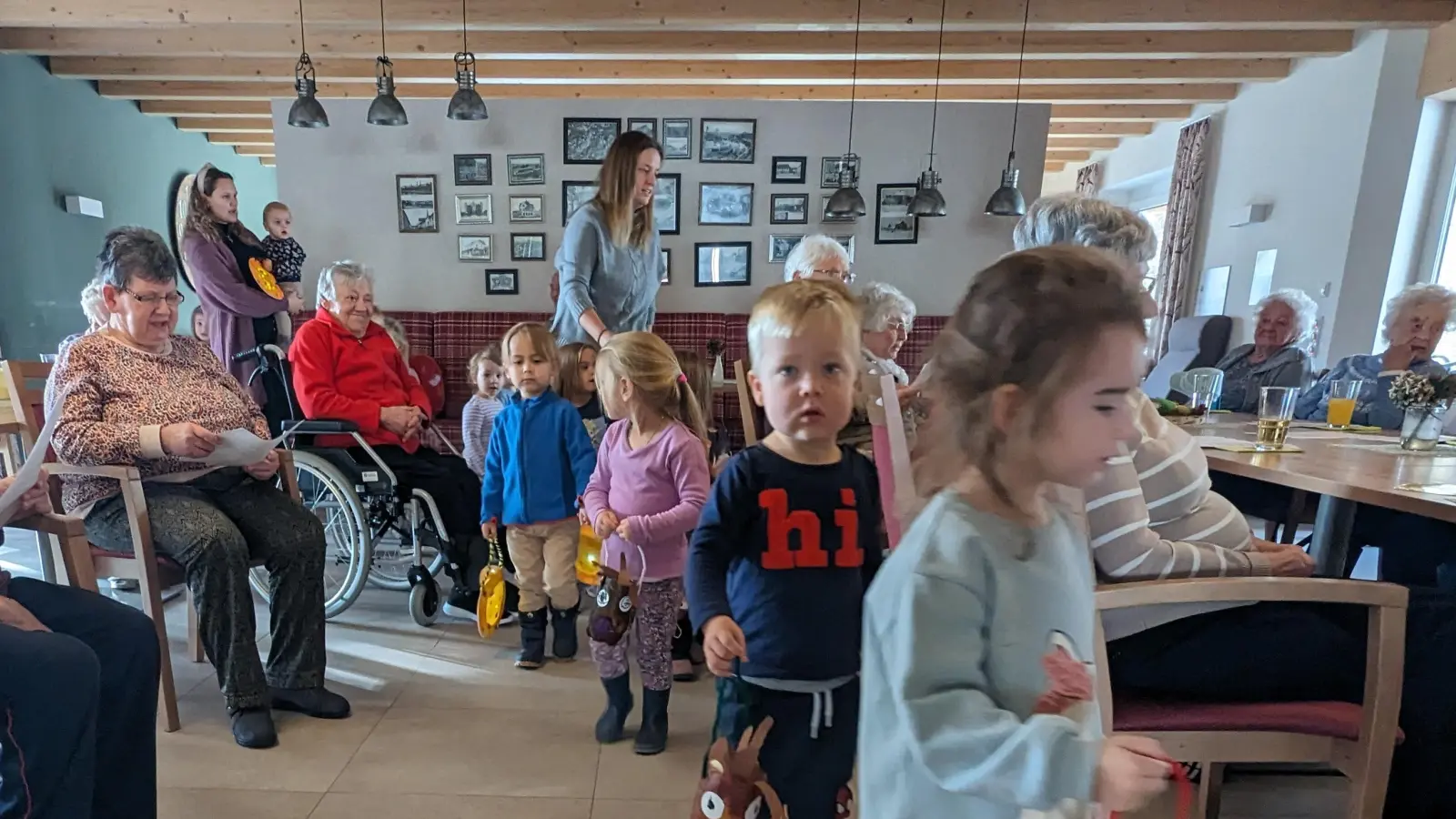 Buben und Mädchen der Kinderoase St. Emmeram besuchen die Tagespflegeeinrichtung Waldnaabtal des ARV in Windischeschenbach (Bild: Kinderoase)