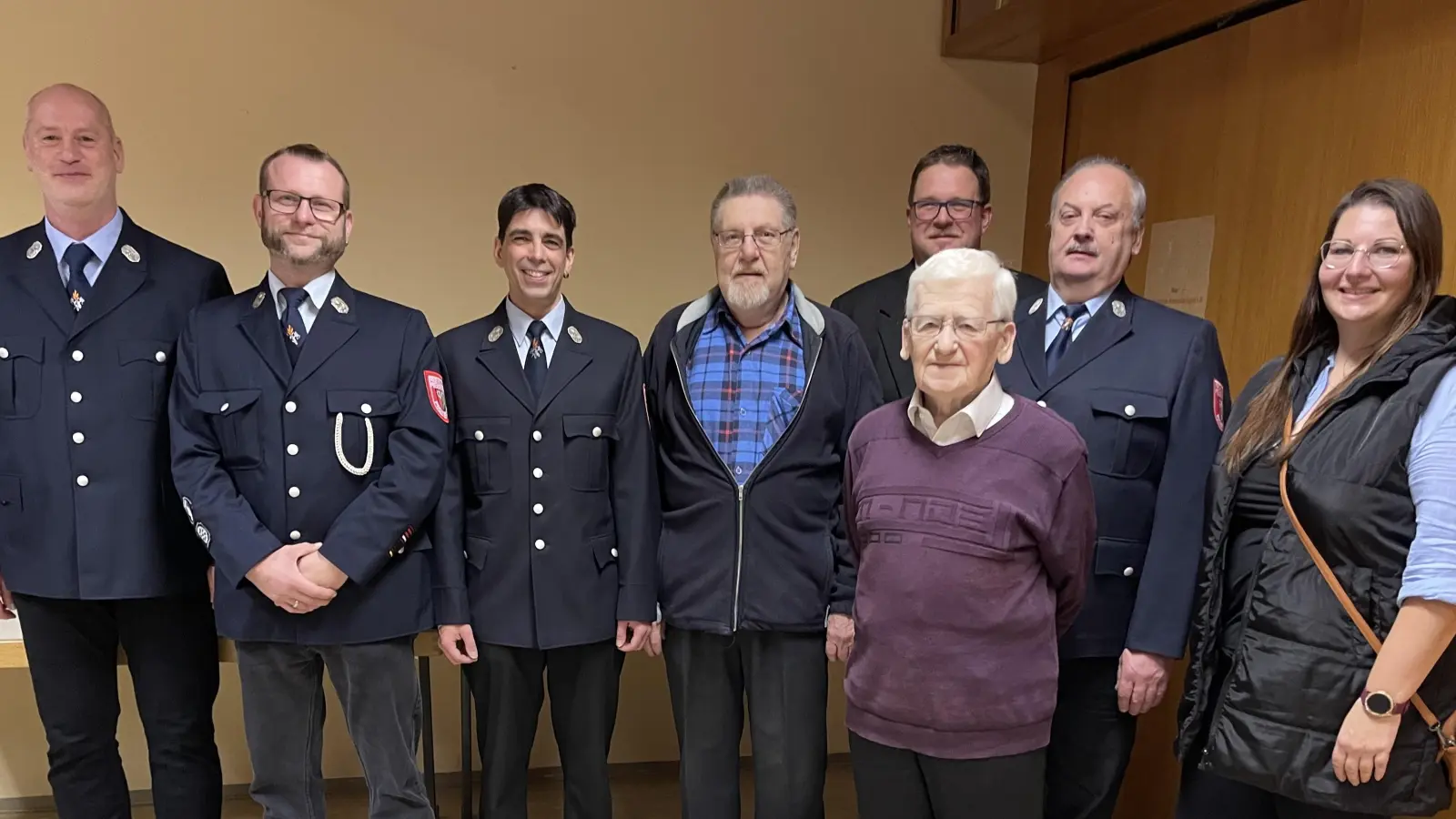 Ehrungen standen bei der Feuerwehr Pechbrunn an. Im Bild (von links) Vorsitzender Thomas Döhler, Kommandant Mario Schulze, Zweiter Kommandant Stefan Baier, Helmut Köstler, Bürgermeister Stephan Schübel, Oskar Zeitler, Benno Käs und Inge Rögner. (Bild: Thomas Döhler/exb)