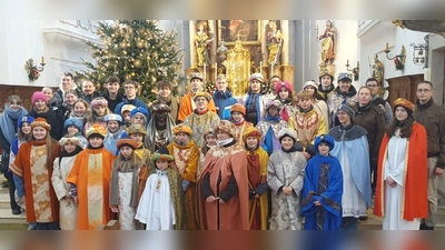 Nach einem Gottesdienst in der Stadtpfarrkirche St. Georg sandte Pfarrvikar Dr. Justin Kishimbe die Neustädter Sternsinger und ihre Begleiter aus. (Bild: Martin Staffe)