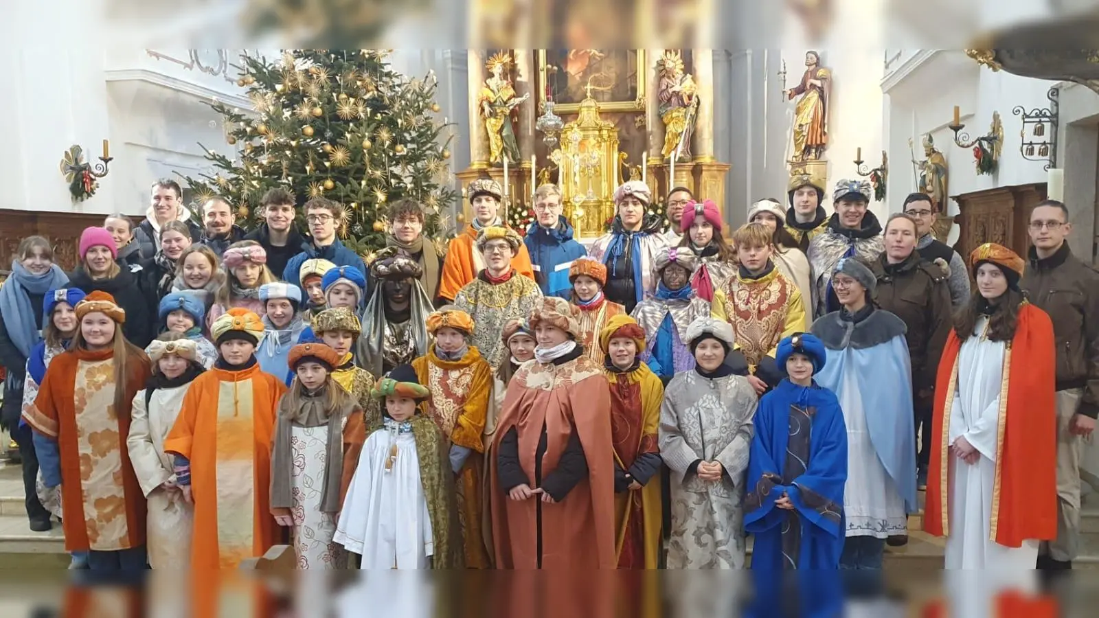 Nach einem Gottesdienst in der Stadtpfarrkirche St. Georg sandte Pfarrvikar Dr. Justin Kishimbe die Neustädter Sternsinger und ihre Begleiter aus. (Bild: Martin Staffe)