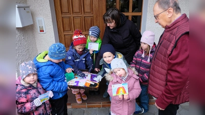 Im Namen der Kita Speinshart überreichte eine fröhliche Kinderschar mit Erzieherin Alexandra Gittler an Andreas Steinl die beim Martinszug gesammelten bunt bemalten Spendenkuverts. Beim Öffnen war die Freude groß, als Steinl beim Nachzählen auf eine Spendensumme von 837 Euro kam  (Bild: do)