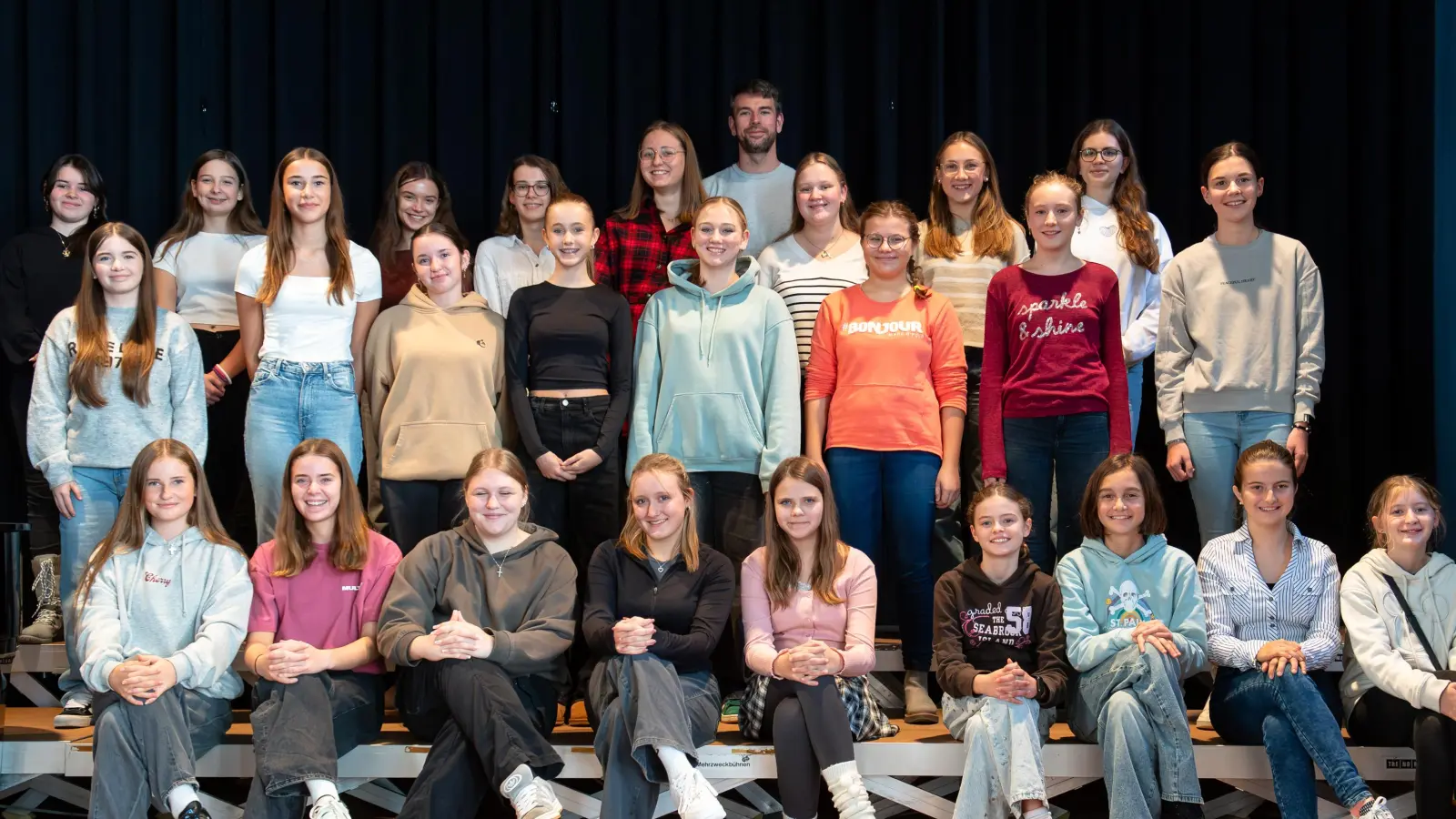 Die Mitglieder des Schülerparlaments der Dr.-Johanna-Decker-Schulen - mit ihrem Betreuer Studienrat Florian Hackl (hinten Mitte). „Demokratische Prozesse in der Schule“ sind ein Bewerbungskriterium für die Auszeichnung „Umweltschule in Europa - Internationale Nachhaltigkeitsschule”. (Bild: Hendrik Rosenboem)