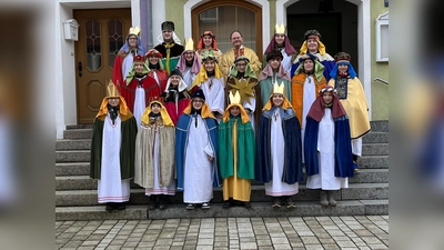 Pfarrer Heribert Stretz (hinten, Mitte) segnete die Sternsinger, bevor sei ihren weg durch die Pfarrei antraten. (Bild: Pfarramt Waldeck/exb)