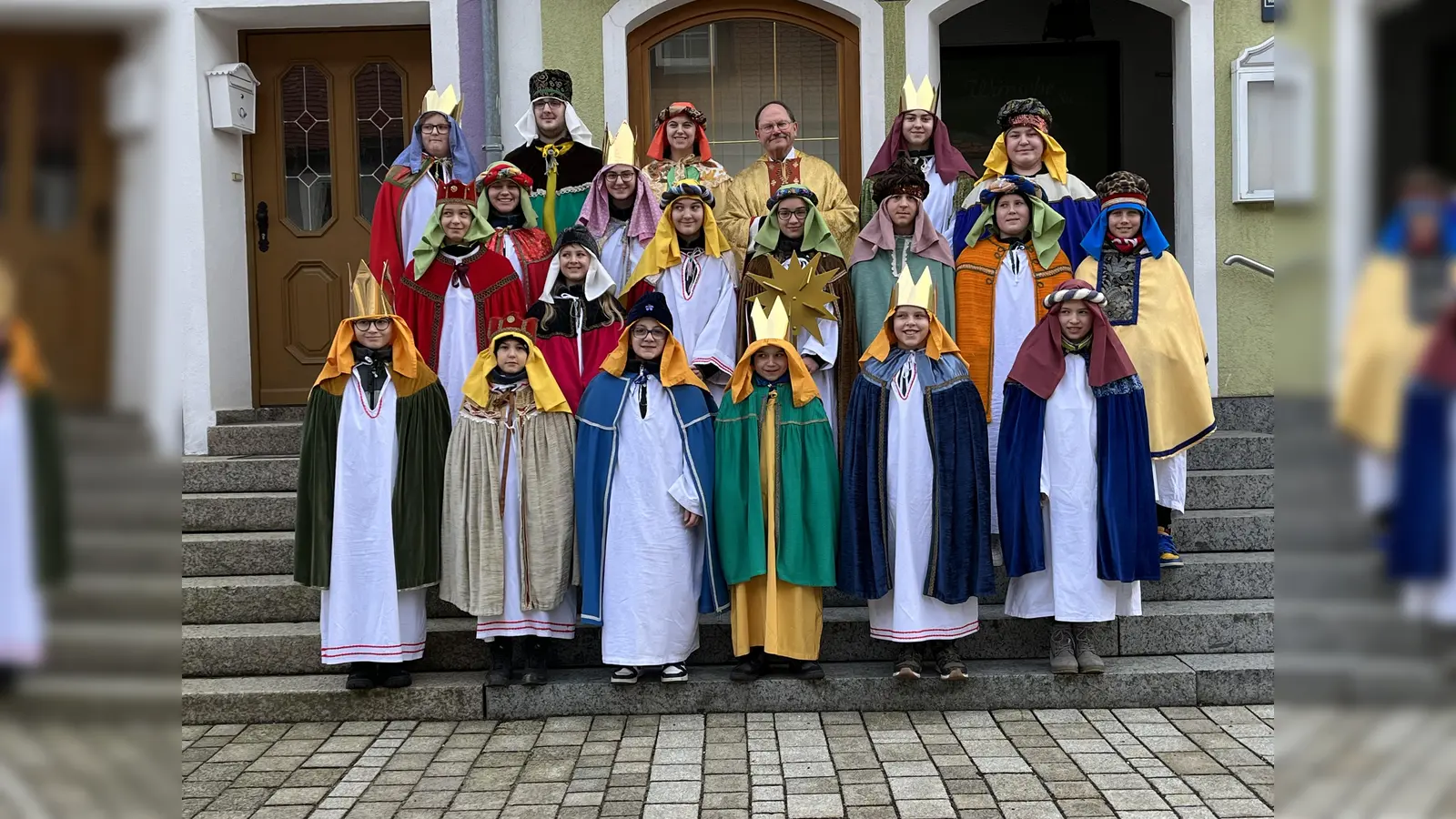 Pfarrer Heribert Stretz (hinten, Mitte) segnete die Sternsinger, bevor sei ihren weg durch die Pfarrei antraten. (Bild: Pfarramt Waldeck/exb)
