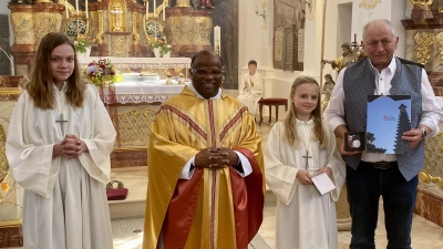 Pfarrer Moses Gudapati überreichte dem ehemaligen Kirchenpfleger Franz Weiß die Auszeichnung. (Bild: Ina Piehler)