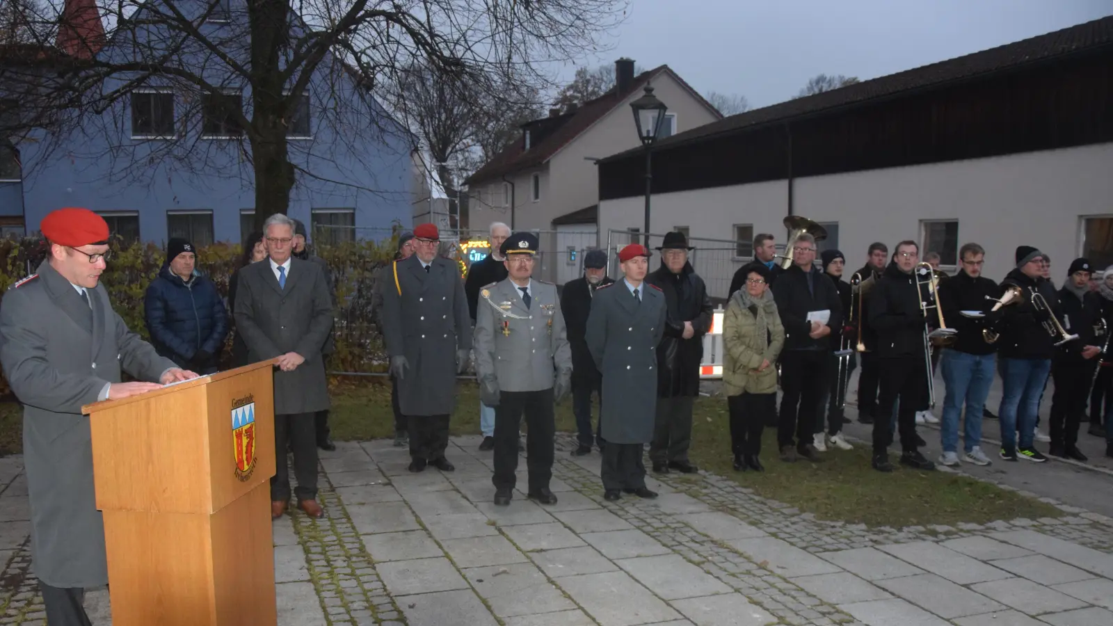 Der Chef der Patenkompanie aus Weiden Hauptmann Marcel Ressel hält die Rede zum Volkstrauertag beim Gedenken der Gemeinde.  (Bild: Ernst Frischholz)