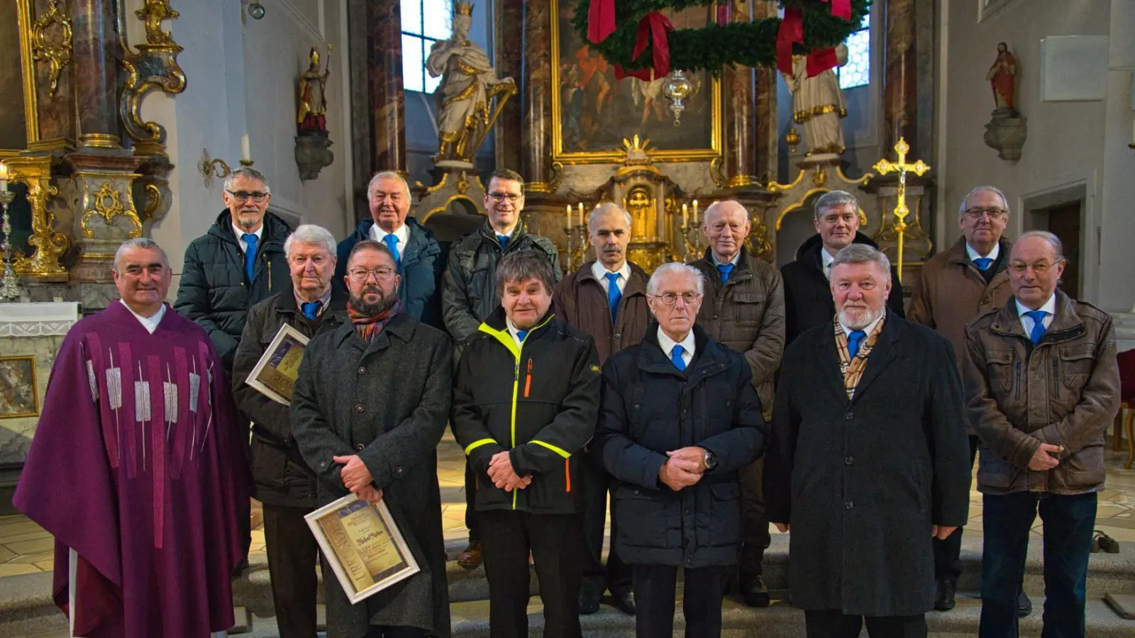 Dekan Alfons Kaufmann, die Ehrenmitglieder Josef Niederalt und Michael Rahm, Obmann Edmund Krämer, Ehrenobmann Gustav Vögl und der MMC-Chor unter der Leitung von Paulinus Lesser (vorne von links). (Bild: Anita Niebauer)