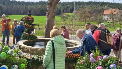 Auch der Osterbrunnen in Sinnleithen wurde besichtigt.<br> (Bild: Markus Fichtner/exb)