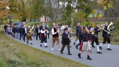 Mit den Moosbacher Musikanten wurde nach dem Festgottesdienst von der Wieskirche (im Hintergrund) nach Moosbach zurück gezogen. (Bild: Peter Garreiss)