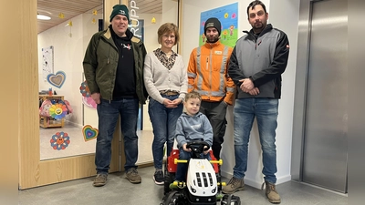 Michael Ippisch, Fabian Winter und Rudi Schöberl übergeben einen der Bulldogs im Schwarzhofener Kindergarten. (Bild: Monika Steffens/exb)