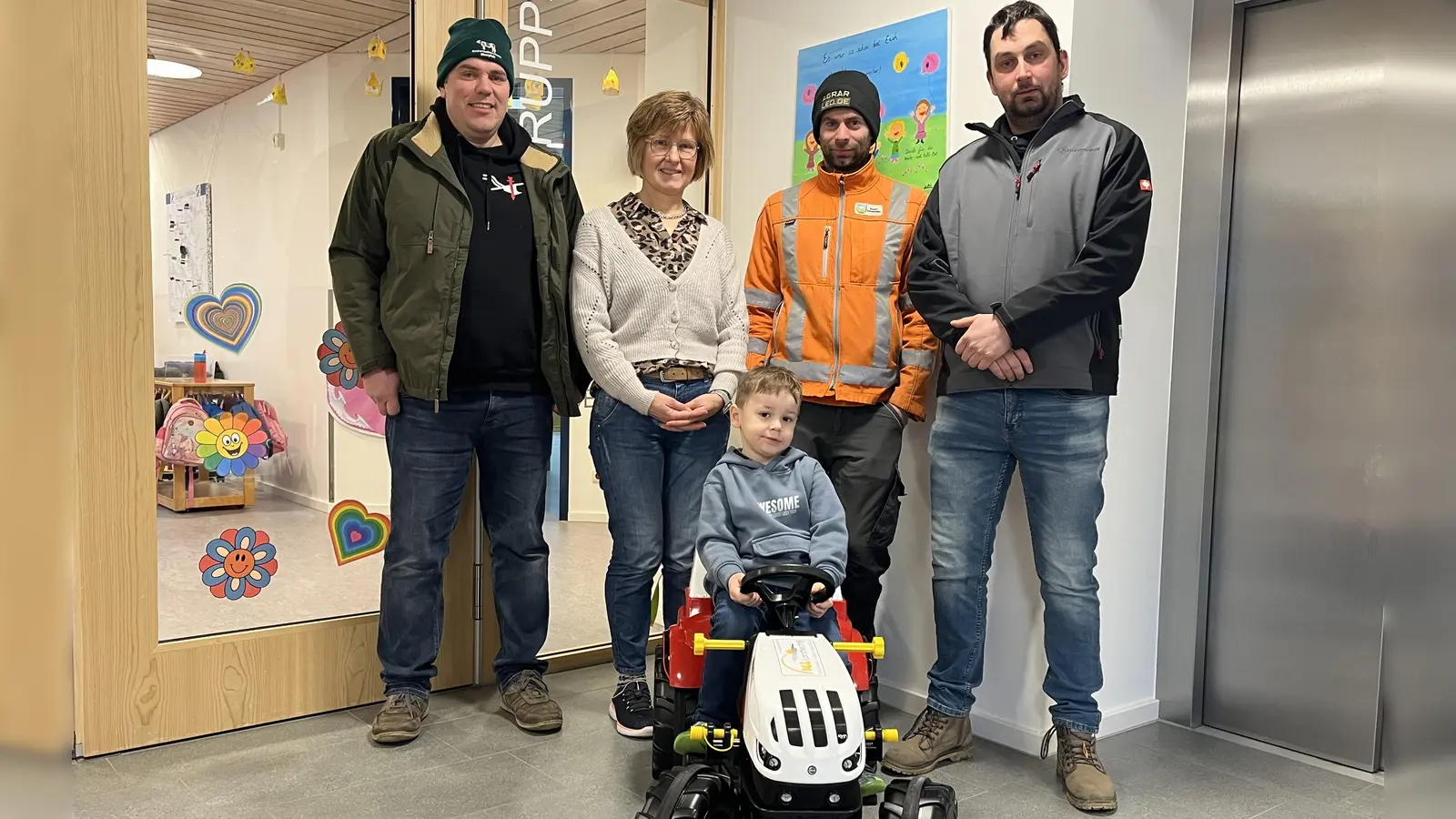 Michael Ippisch, Fabian Winter und Rudi Schöberl übergeben einen der Bulldogs im Schwarzhofener Kindergarten. (Bild: Monika Steffens/exb)