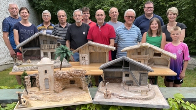 Das Bild zeigt von links nach rechts: Vorsitzender Reinhard Heldmann, Michaela Seitz, die Helfer Otto Weber, Harald Reitmeier, Rudi Braun und Ronny Hog, Stephan Weiß, Bernhard Blödt, Helfer Hans Zangl, Helmut Braun und Doris Bauer mit ihren Kindern Pia und Bastian. (Bild: Reinhard Heldmann/exb)