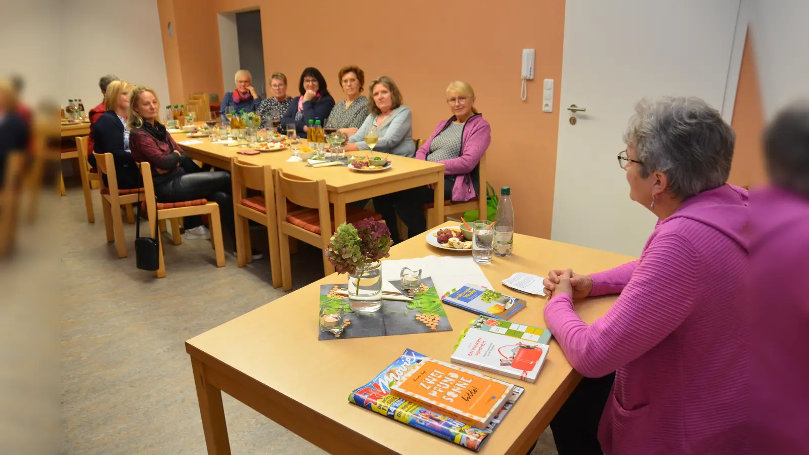 Autorin Christa Vogl aus Guttenberg ist beim Frauenbund in Altenstadt zu Gast. Die Zuhörerinnen haben an diesem Abend viel zu lachen und beschenkten die Autorin mit viel Beifall. (Bild: dob)