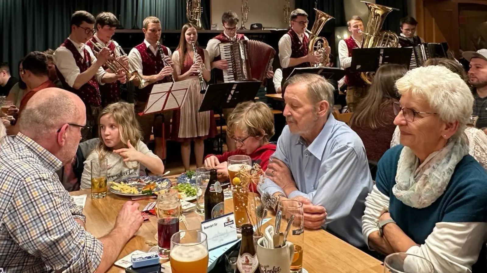 „In oiner Dur” bei einer Musikrunde. (Bild: Anette Pürner/exb)