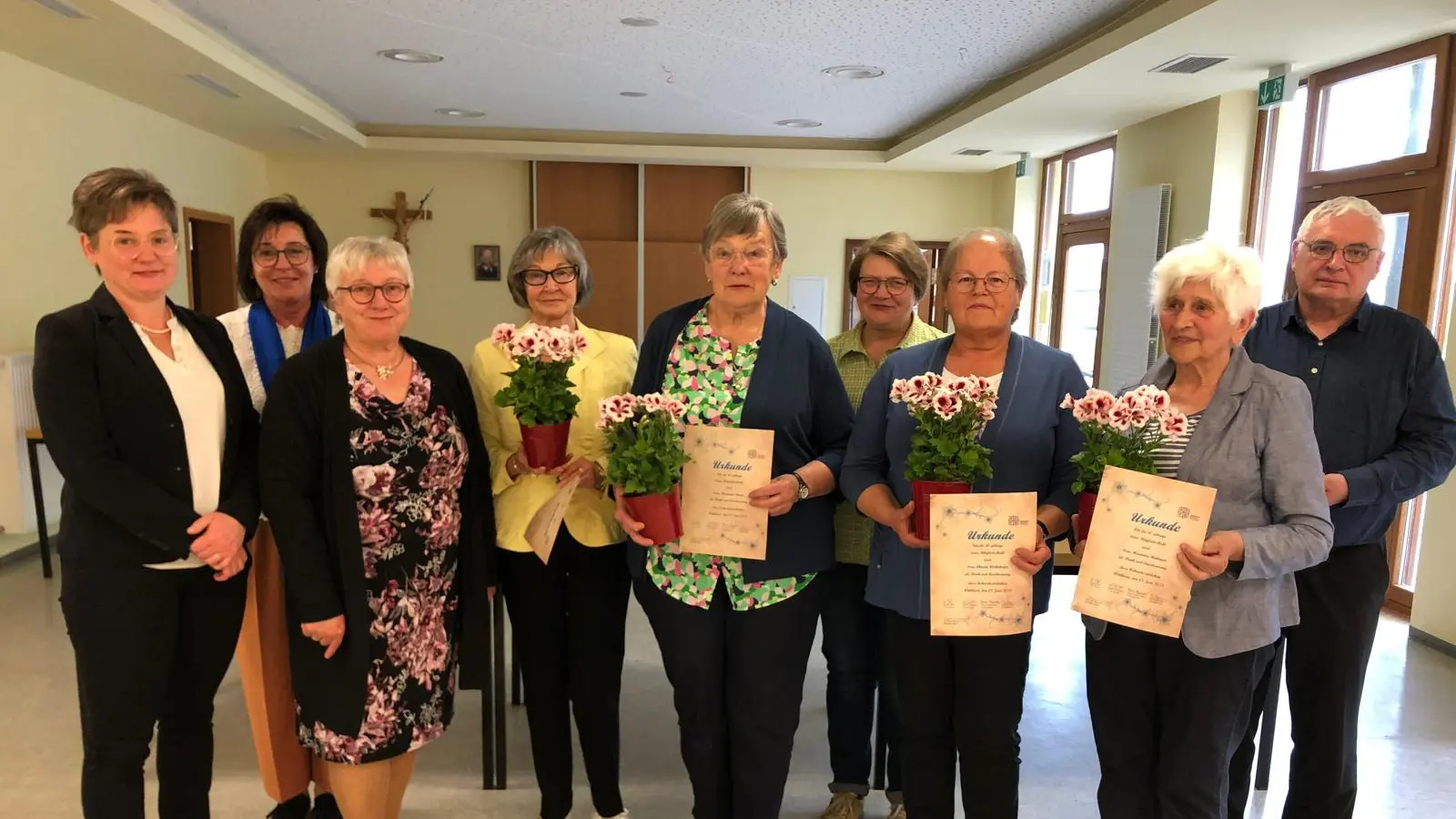 Bürgermeisterin Sonja Meier, 1. Vorsitzende Monika Bösl, Bezirksleiterin Angelika Vogl, die Jubilare Maria Schwarzer und Marianne Berger, 2. Vorsitzende Monika Fichtinger, die Jubilare Christa Wellnhofer und Marianne Reitinger, Pfarrer Eugen Wismeth (von links).<br> (Bild: Elisabeth Bauer)