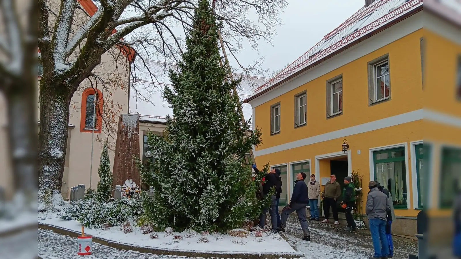 Alle Jahre wieder: Der OWV Waldthurn stellt den „Christbaum für alle” auf dem Marktplatz auf (Bild: Helmut Gollwitzer/OWV)