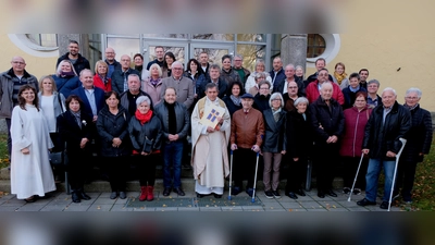 Mit Pfarrer Max Früchtl feiern die Ehejubilare einen Dankgottesdienst. Danach folgte ein gemütliches Beisammensein im Pfarrheim St. Josef. (Bild: Fred Lehner)