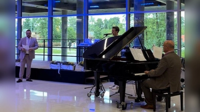 „Ein bisschen Glück liegt in eurer Zukunft“ – Mit dem eigens geschriebenen Lied „Bella, bella RTO“ verabschiedete Schulleiter Holger König seine Schülerinnen und Schüler musikalisch in einen neuen Lebensabschnitt (Bild: Alexander Licha)