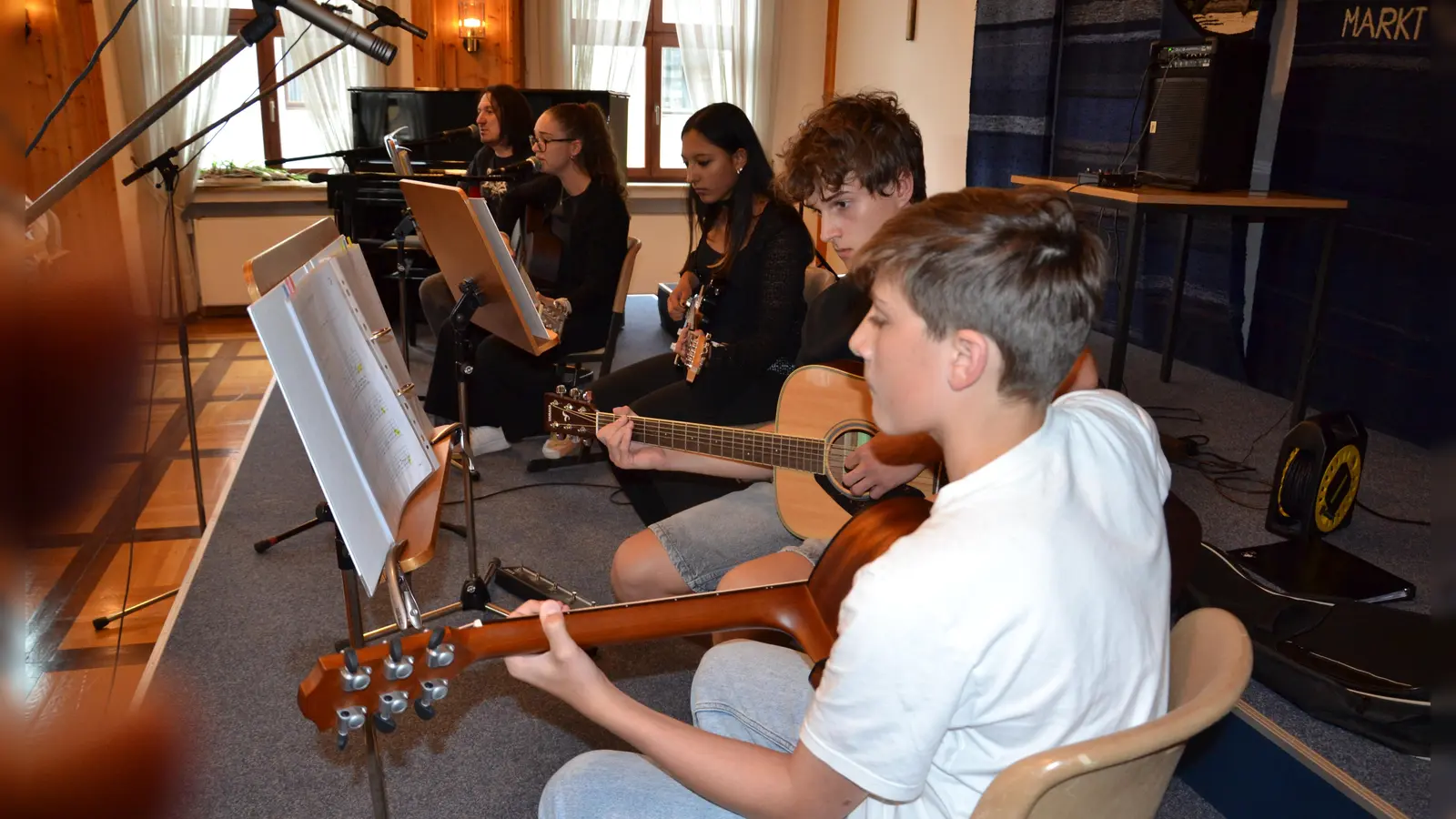 Die Gitarrenklasse von Musiklehrer Christian Nesner begeisterte die Zuhörer beim Vorspielabend der Musikschule Moosbach im Rathaussaal. Wie hier die Rock-Band „Black Day“. (Bild: Peter Garreiss)