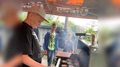 Hier werden die selbstgemachten Burger Paddys gebraten.  (Bild: Stiftlandgriller e.V.)