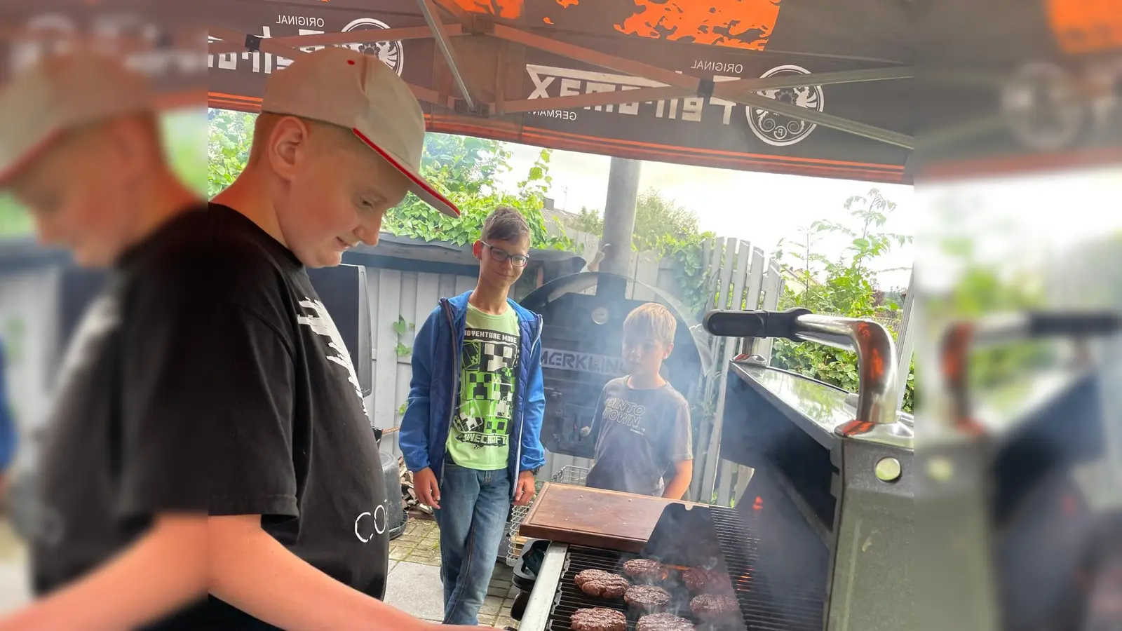Hier werden die selbstgemachten Burger Paddys gebraten.  (Bild: Stiftlandgriller e.V.)